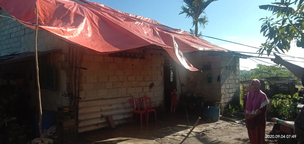 Lagi asik Nonton TV, Atap Rumah Ela Terbang Disapu Puting Beliung