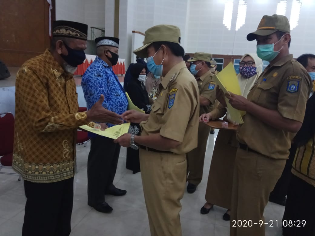 Ibnu Saleh Berikan Penghargaan Satyalancana Karya Satya ke 192 ASN Bateng