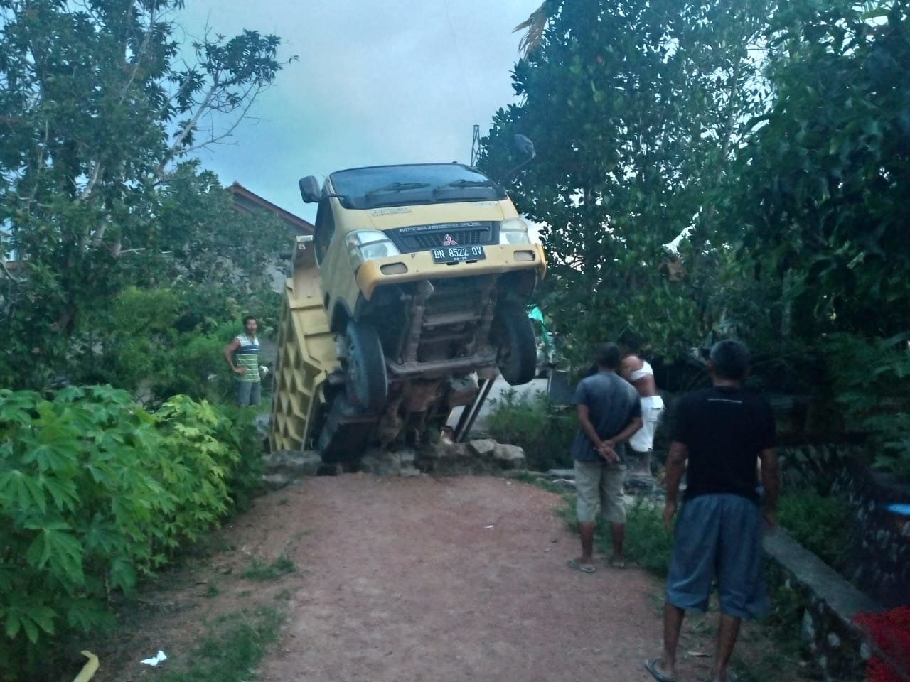 Jembatan Ambruk Dilintasi Truk, Warga Pesona Bangka Minta Dibangun Ulang