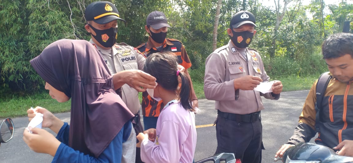 Polsek Puding Besar Bagi-bagi Masker Ke Pengendara