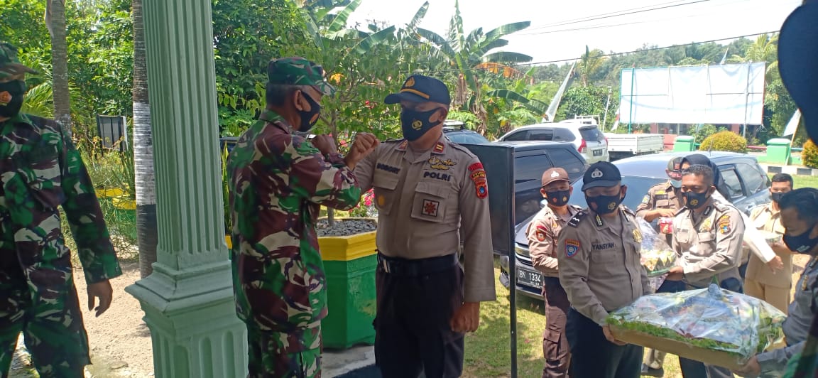 Polsek Puding Besar Bawakan Nasi Tumpeng ke Koramil Merawang