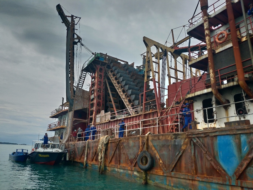 Nelayan Usir Kapal Keruk Milik PT Pulomas dan PT SMB