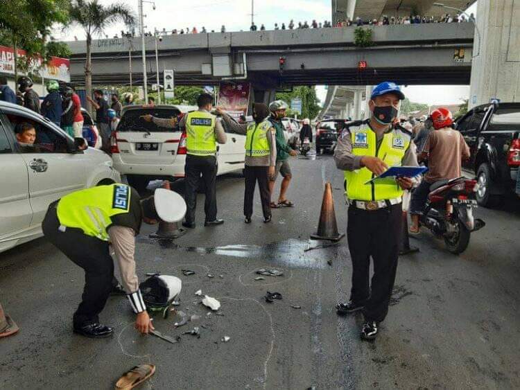 Truk Tronton Tabrak Mobil dan Dua Motor, Satu Orang Tewas Ditempat
