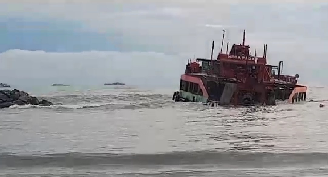 Dihantam Ombak, KIP Mega Fajar Hampir Tenggelam di Pinggir Pantai Matras