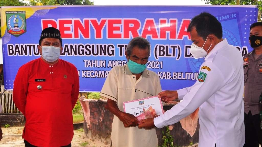 Kakek 79 Tahun Tertatih-tatih Ambil BLT Rp 300 Ribu