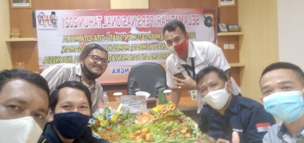 Kapolres Bangka Potong Nasi Tumpeng Untuk Wartawan Di HPN 2021