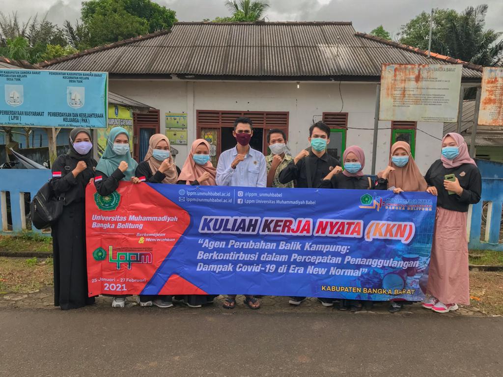 Mahasiswa KKN Unmuh Babel Ikut Tanggulangi Dampak Covid 19 di Desa Tuik