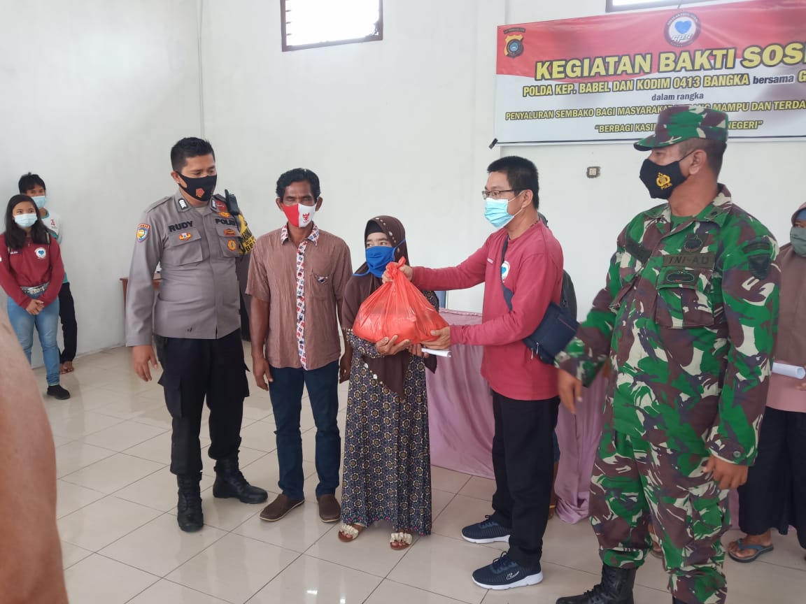 Polda Babel Beserta Kodim 0413 Bangka, Bagikan Ratusan Paket Sembako