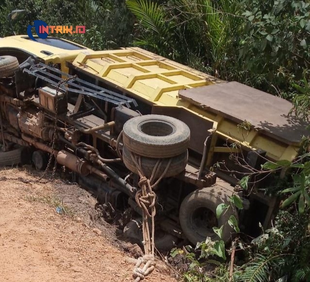 Truck Muatan Tanah Puru Timpa Warga Hingga Tewas