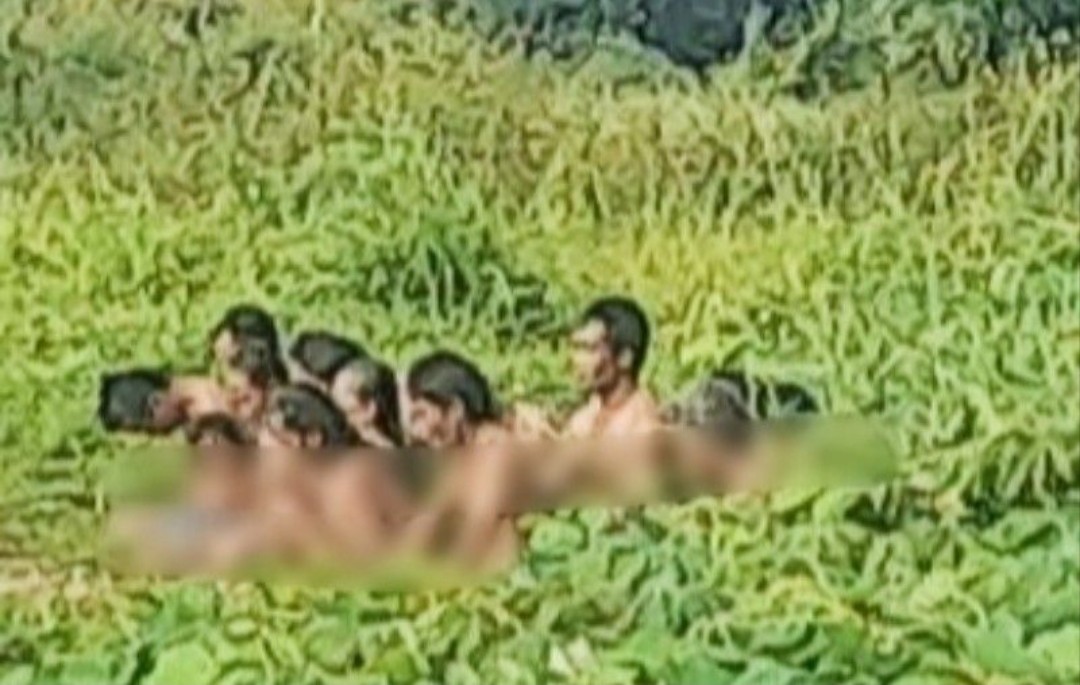 Bersihkan Diri Dari Dosa, 16 Orang Mandi Telanjang Bersama