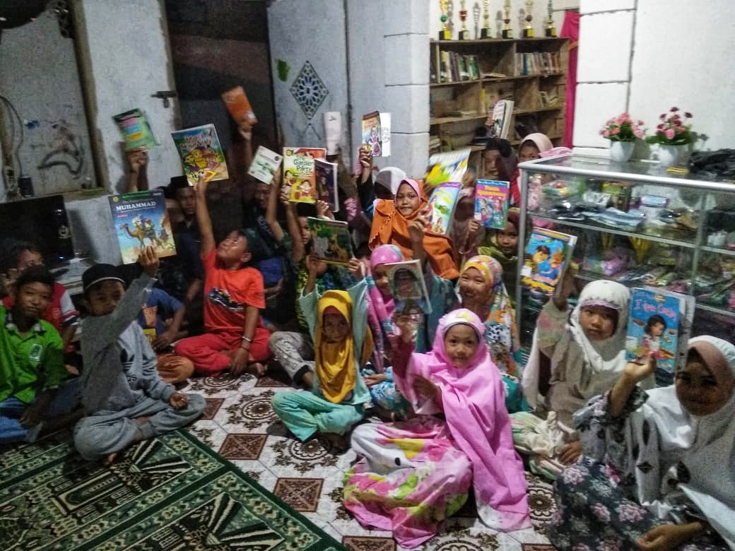 Perkuat Literasi, Kades Wonosari Berikan Puluhan Buku ke RBD