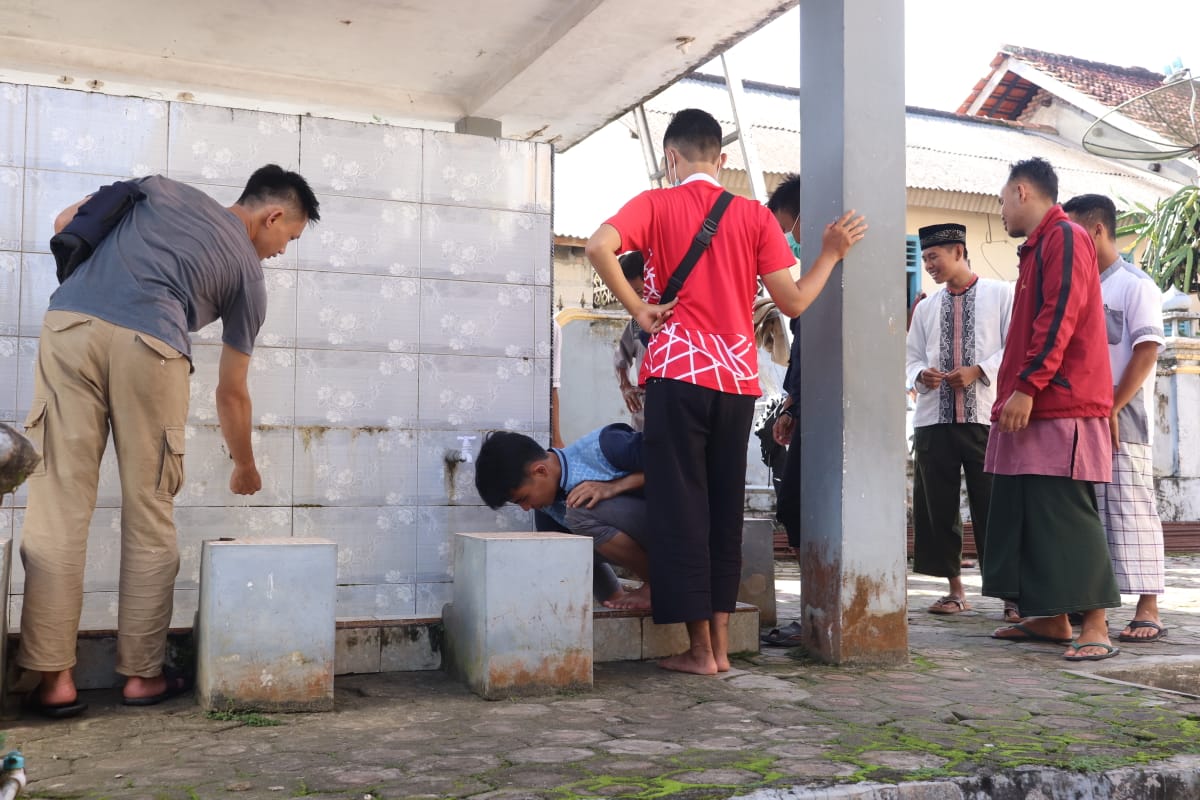 Jelang Ramadan, Wakil Bupati Bangka Bersihkan Mesjid Al-Akhyar Sempan