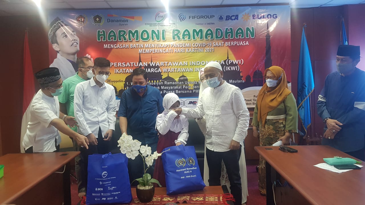 Harmoni Ramadhan, PWI dan IKWI Bagikan Ratusan Paket Sedekah