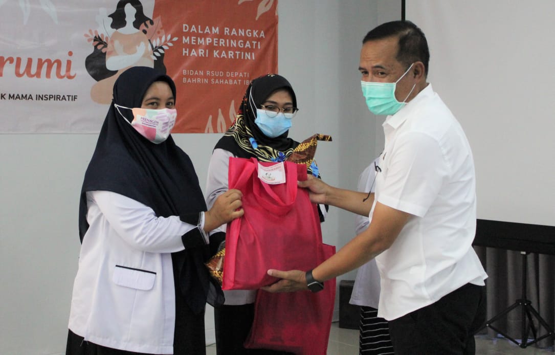 Pegawai Perempuan di RSUD Depati Bahrin Terima Bingkisan Saat Hari Kartini