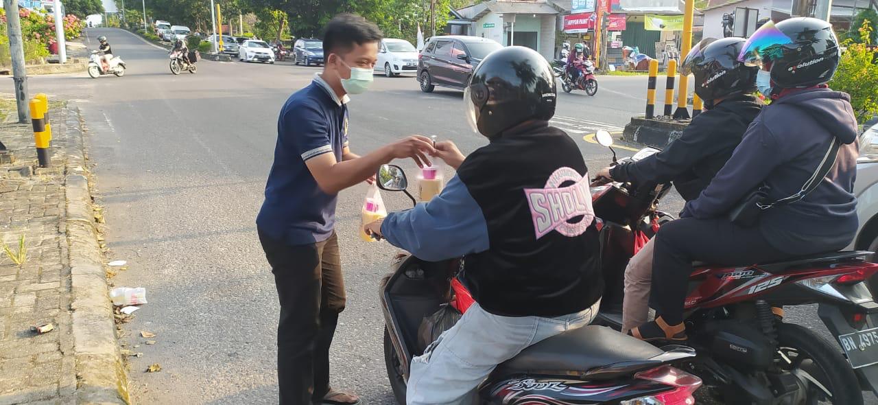 Dukung Umat Muslim Berpuasa, Gemabudhi Bangka Bagikan Ratusan Takjil