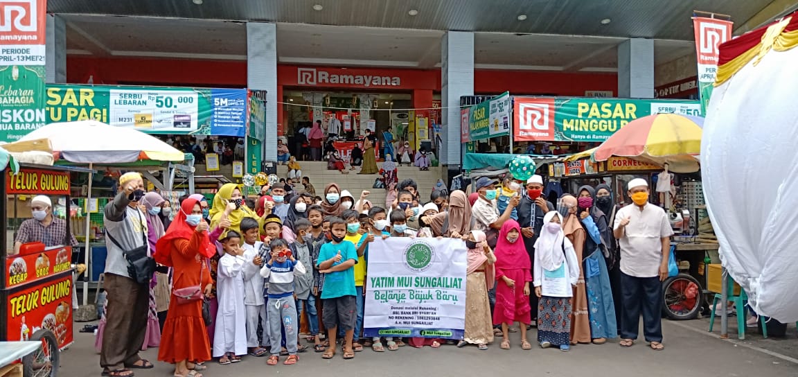 MUI Sungailiat Ajak Anak Yatim Piatu Belanja Baju Baru