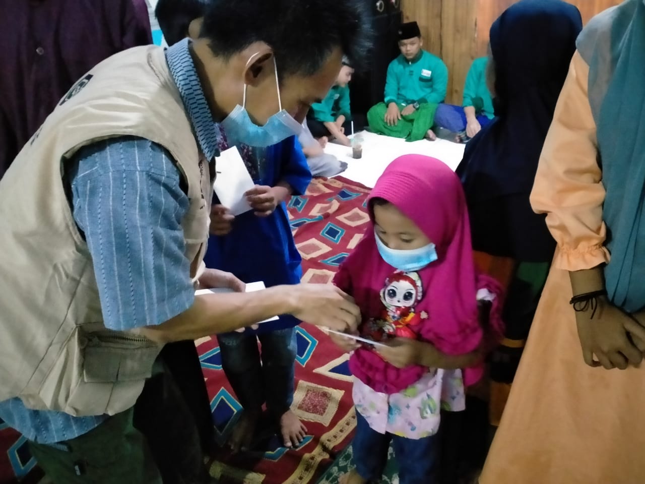 Raih Berkah Ramadan, Yayasan Vipro Islamic Center Bekasi Santuni Puluhan Anak Yatim