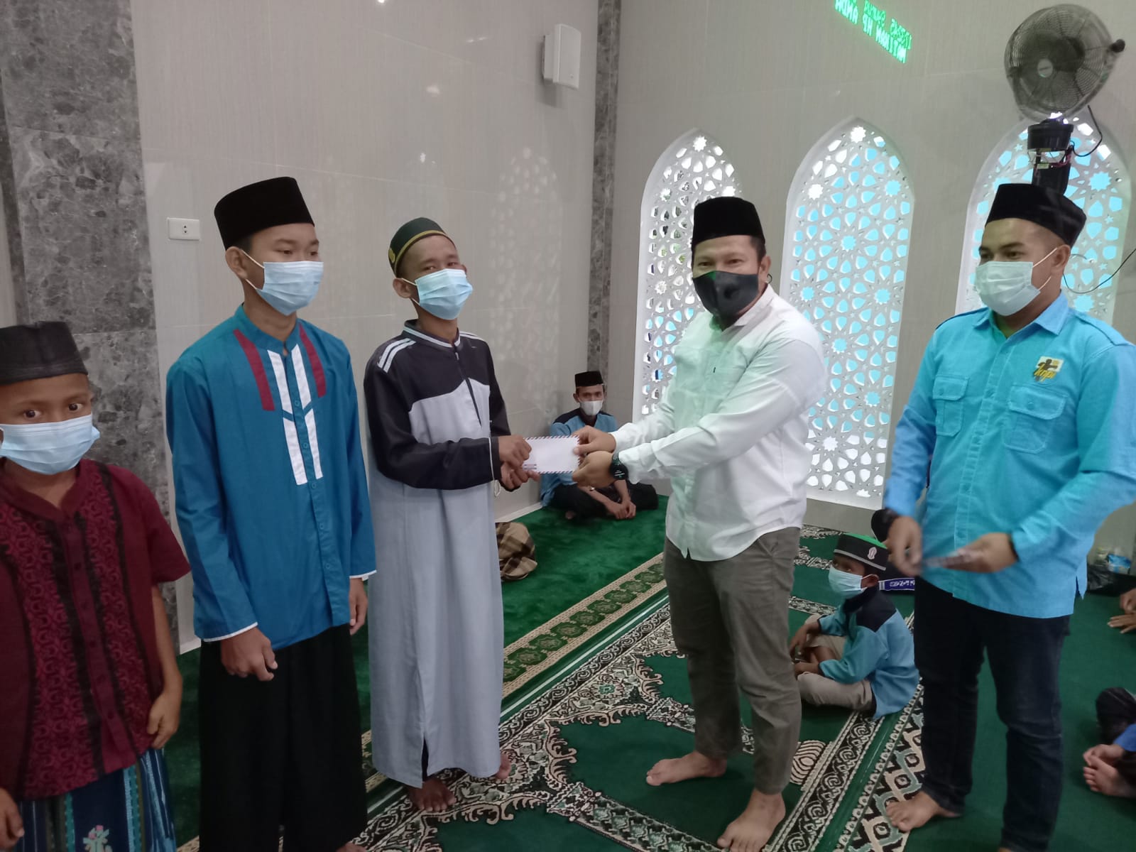 Dipenghujung Ramadan, PK KNPI Sungailiat Santuni 20 Yatim Piatu