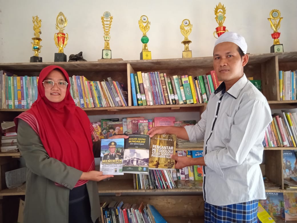 Gerakan Literasi Hingga ke Pelosok Desa, Madania Center Bangka Belitung Serahkan Buku ke RBD