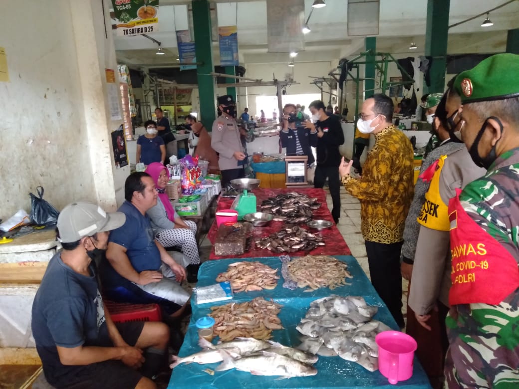 Kunjungi Pasar Modern Koba, Algafry dan Kapolres Bateng Minta Masyarakat Tidak Takut Vaksin