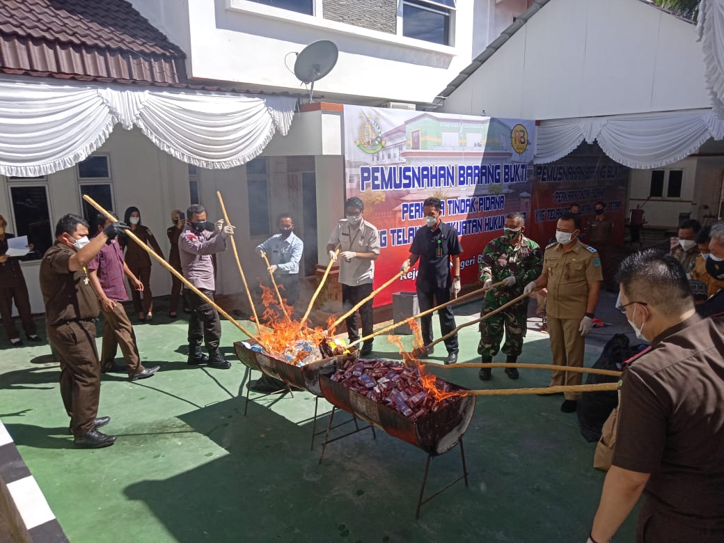 98 Ribu Bungkus Rokok Dibakar Kejari Bangka