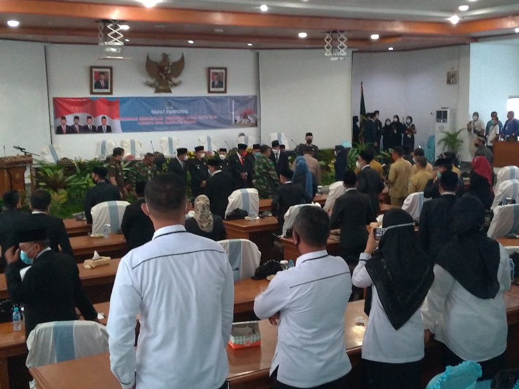 Pelantikan dan Pengambilan Sumpah Jabatan PAW Dewan Disoraki