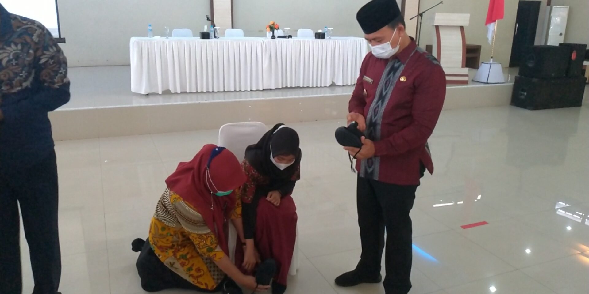 Mata Anak Yatim Asal Belinyu Ini Memerah Dapat Hadiah Dari Syahbudin