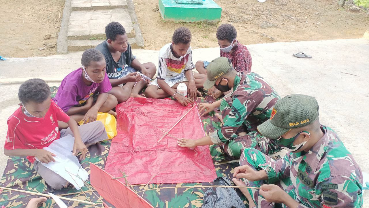 Anak-anak Ini Diajari Buat Layangan oleh TNI
