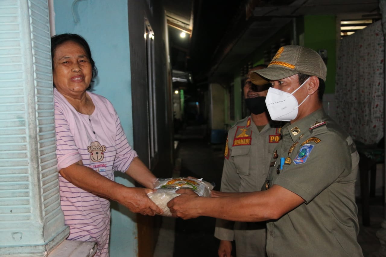 Kepedulian Dimasa PPKM, Sat Pol PP Babel Bagikan Paket Sembako