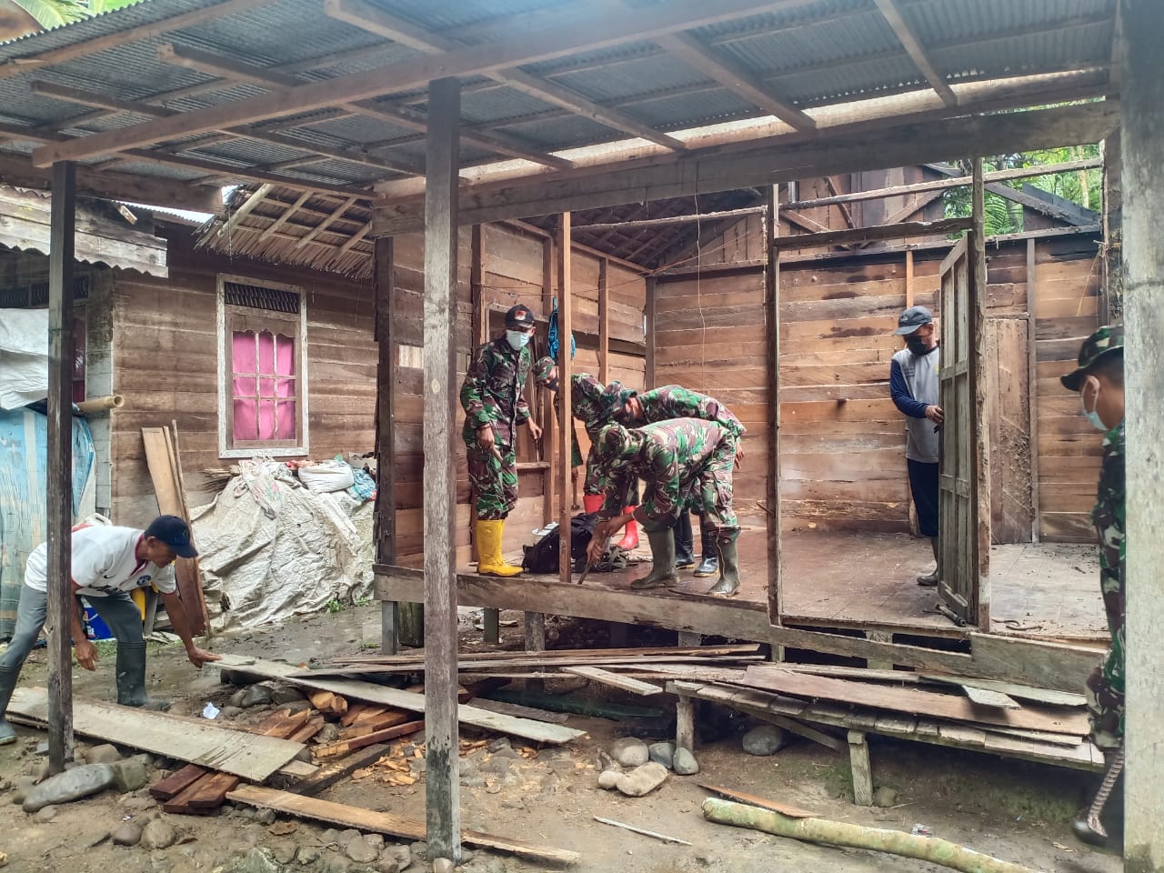 Rusdi Senang Rumahnya Dirobohkan TNI