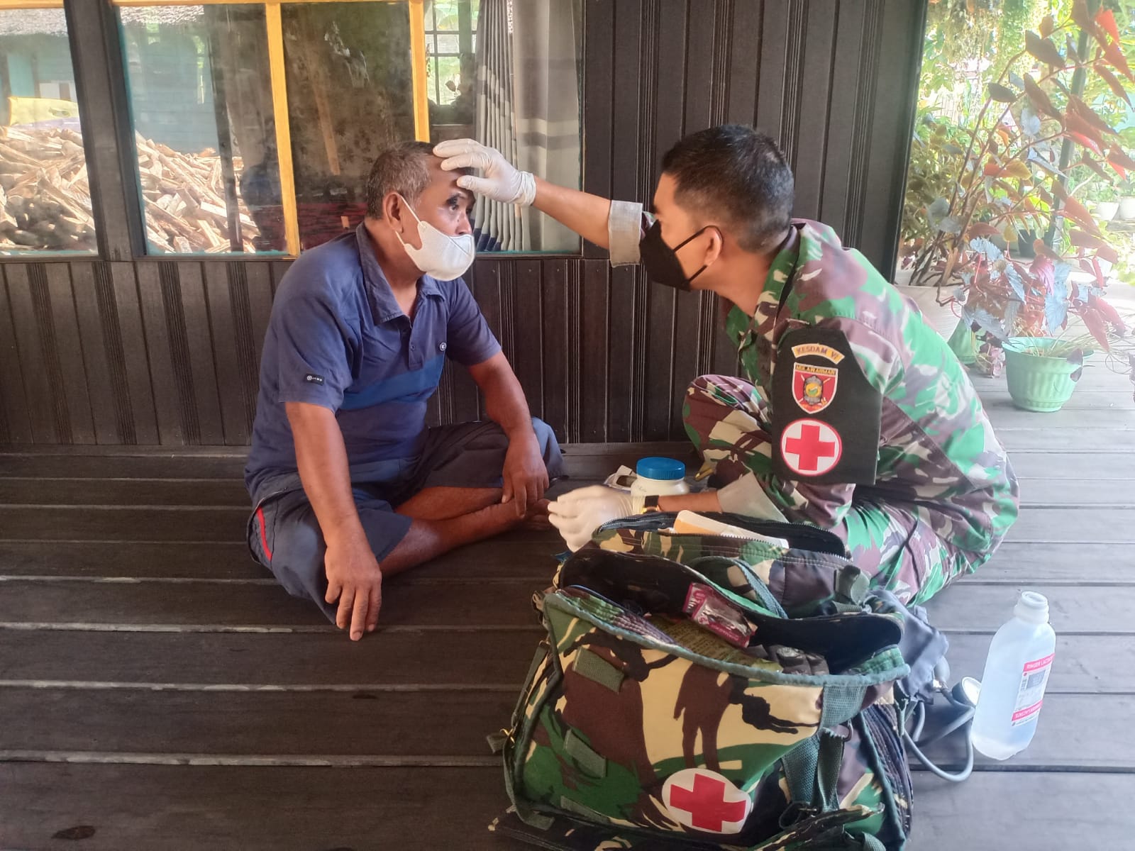 Mata Warga Hampir Tertancap Kawat, Anggota TNI ini Langsung Bereaksi