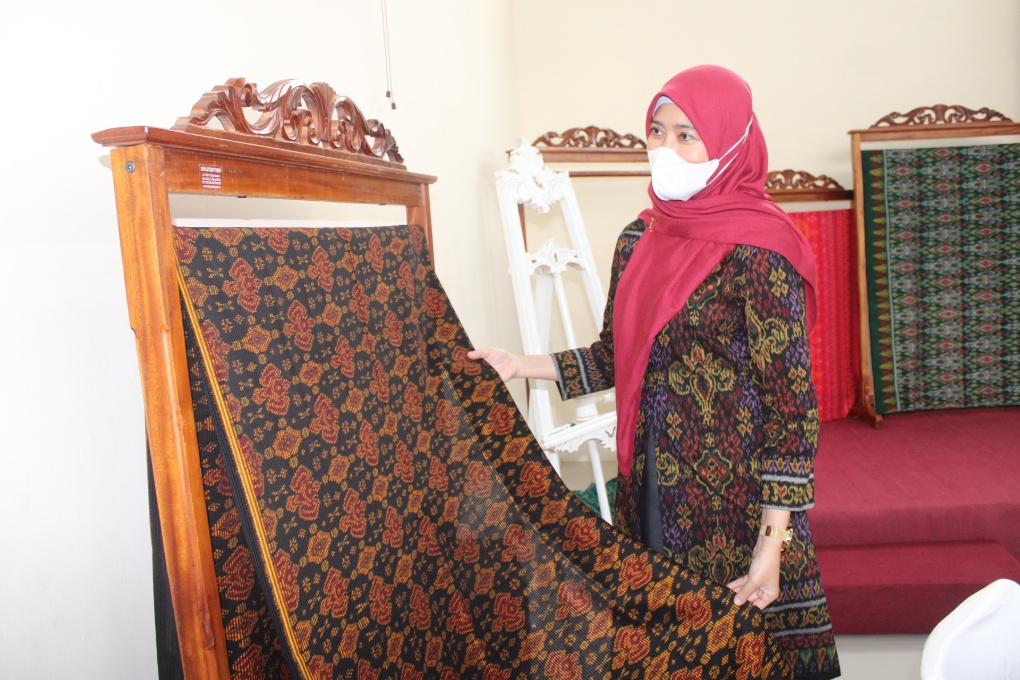 Rumah Produksi Tenun Cual Resmi Berdiri, Eva Algafry Harap Warga Setempat Diberdayakan