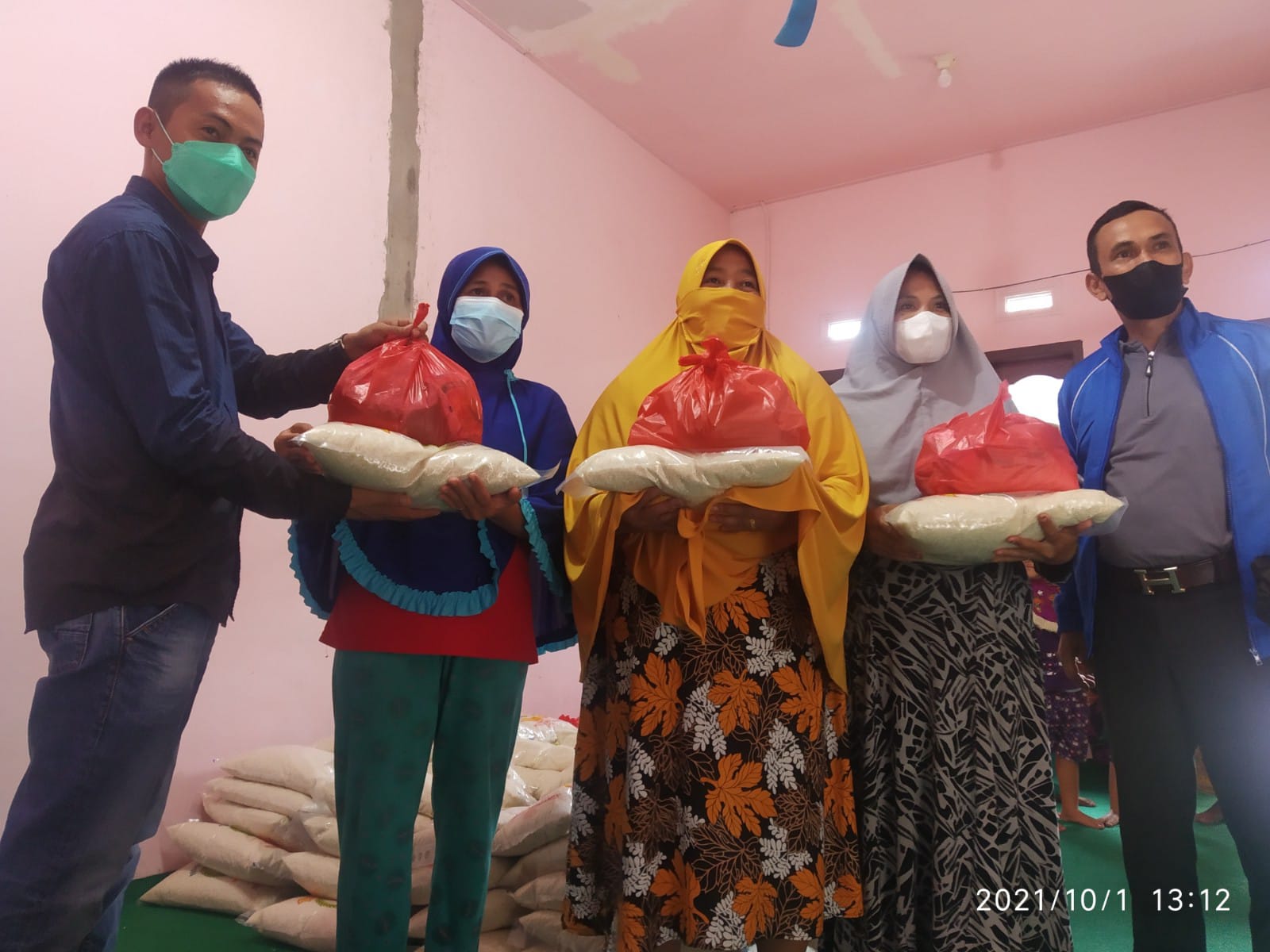 CV BIM Tunaikan Komitmennya Bagikan 250 Paket Sembako