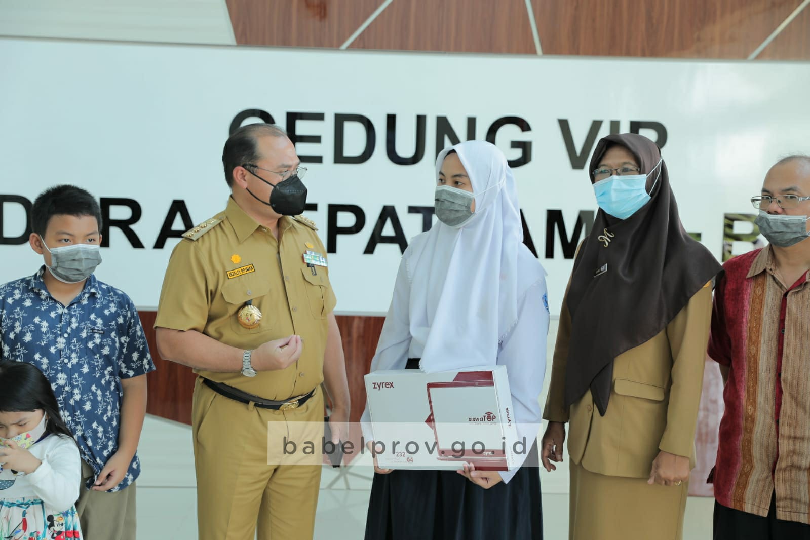 Dukung Refa Nurtantiawati Wakili Indonesia di Ajang IJSO, Erzaldi Berikan Bantuan Laptop