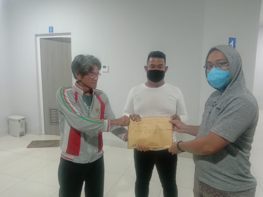 Warga Perumahan Dealova Bahagia, Santuni Purnawirawan Polri Korban Ledakan Gas Melon