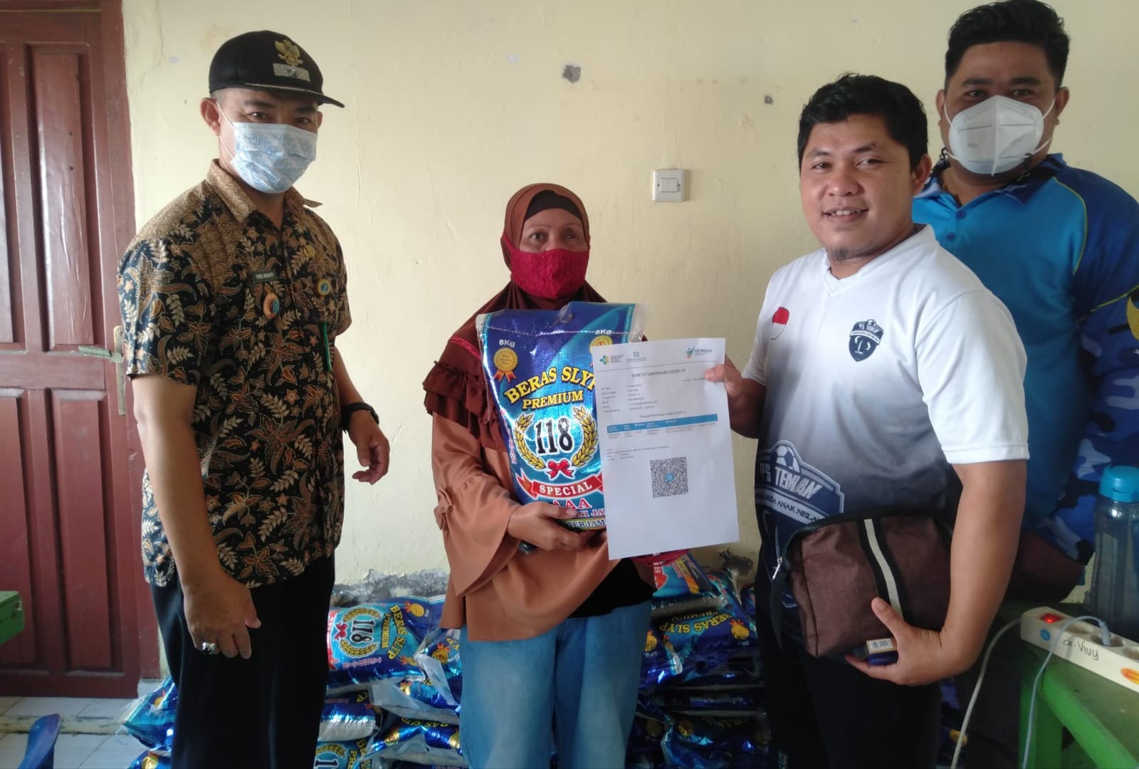 Primkopal Lanal Babel Bagikan Beras Kepada Warga