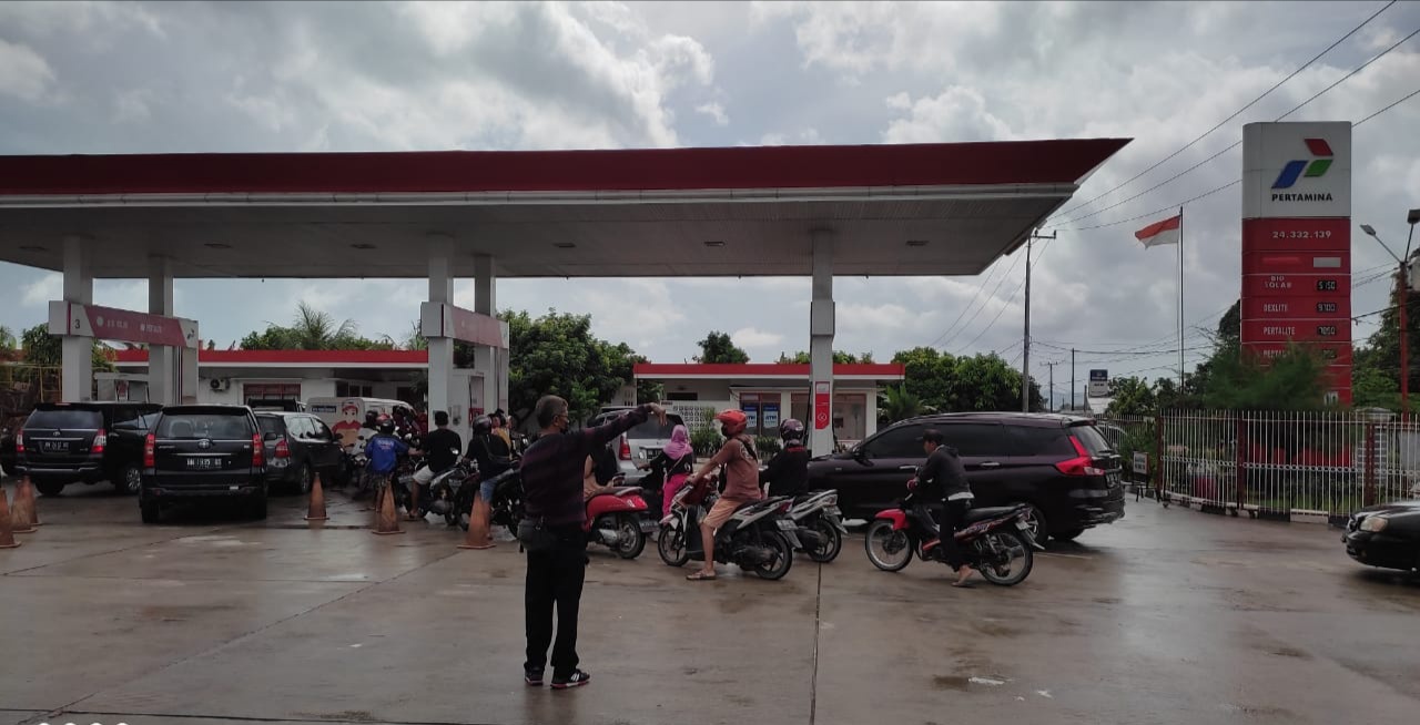Antrian Kendaraan di SPBU Mulai Berkurang