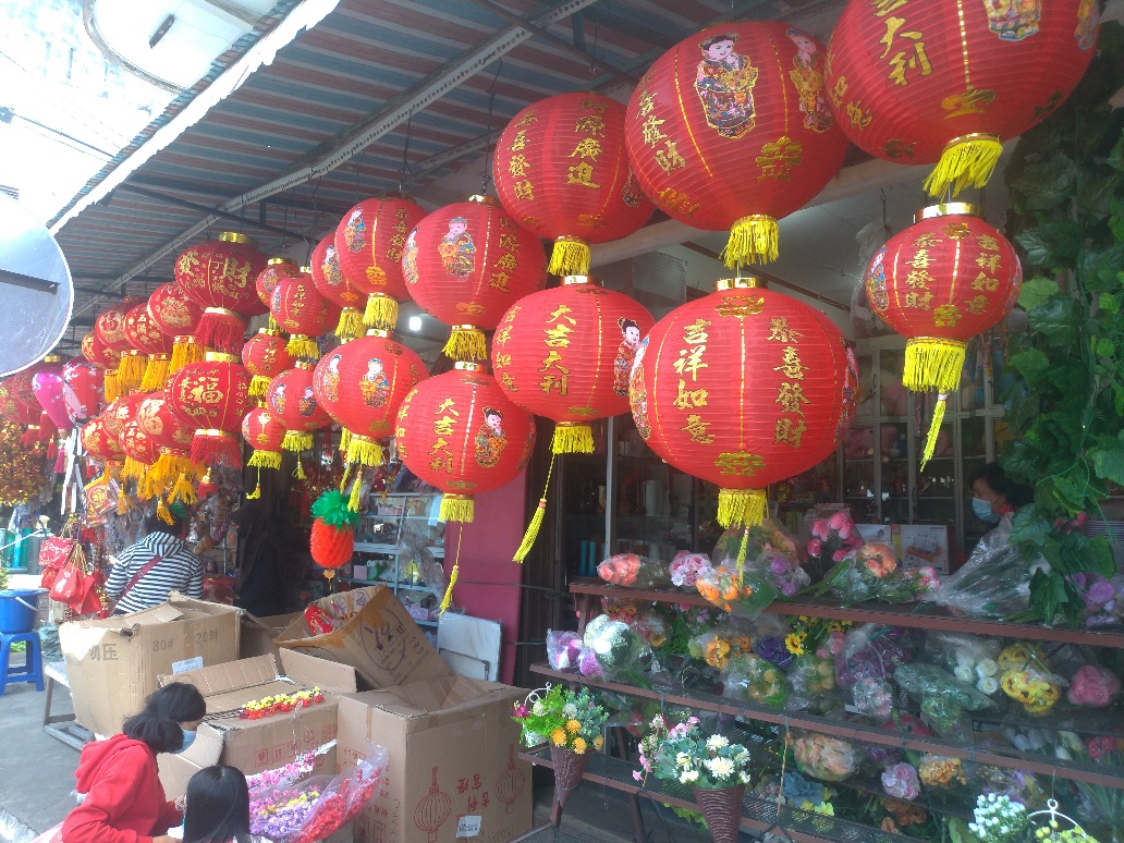 Angpao dan Lampion Mulai Diburu