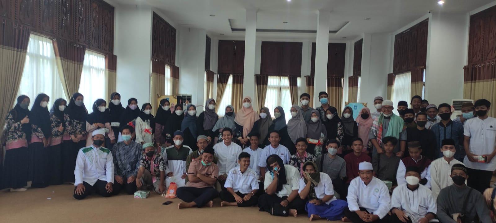 Eva Berikan Doorprize ke Peserta Pengajian