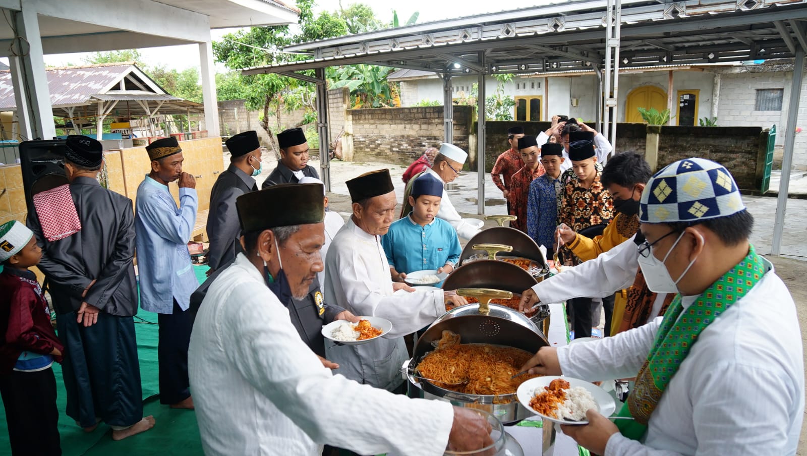 Bukan Hanya untuk Muslim, DMI Juga Sebarkan 1,5 Ton Beras untuk Non Muslim