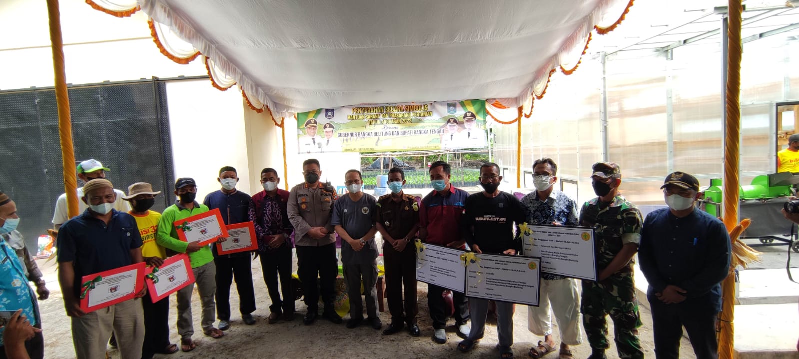 Algafry Serahkan Sertifikat Kebun ke Petani Lubuk Besar