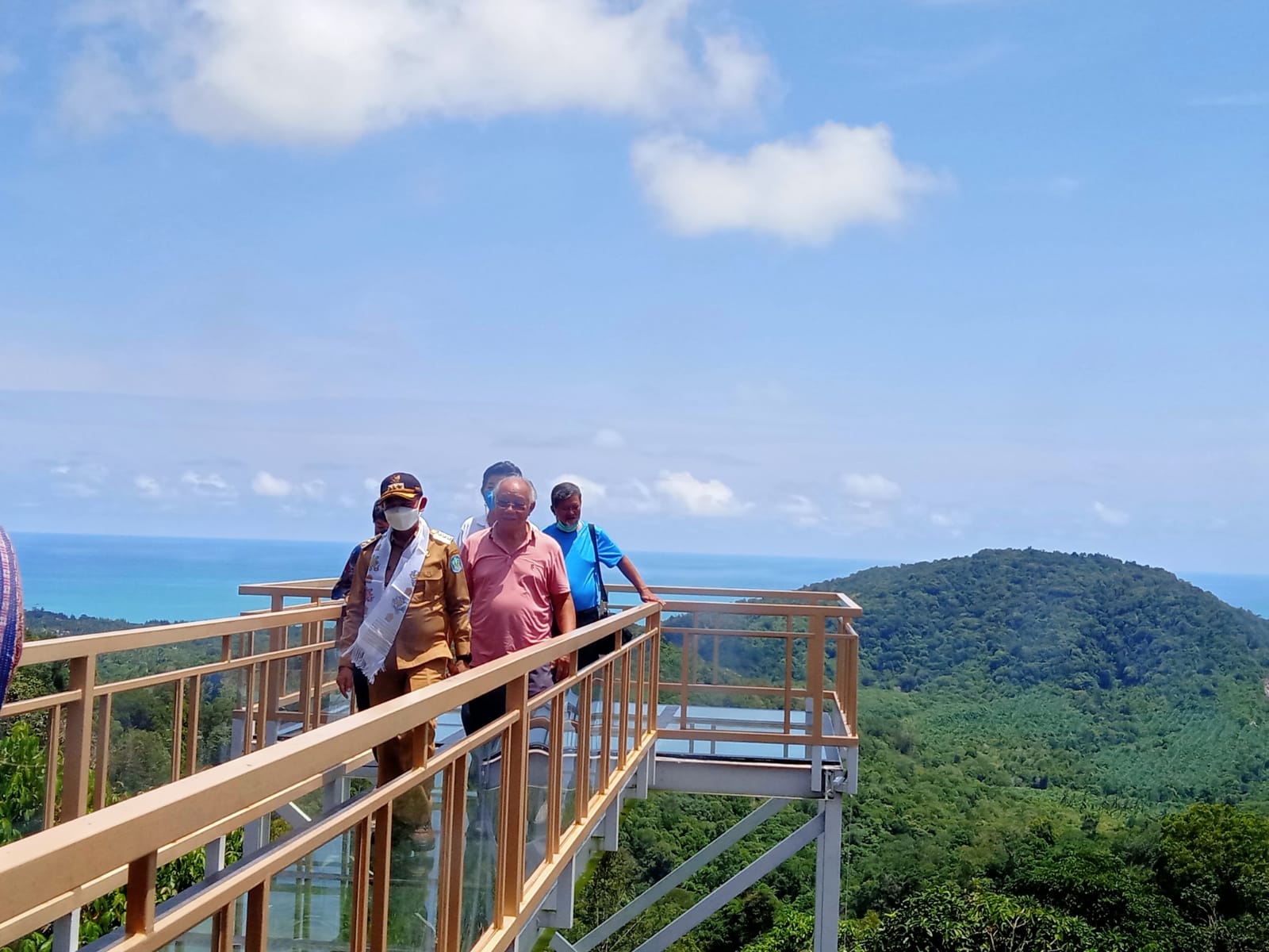 Mulkan Was-was Jajal Jembatan Kaca