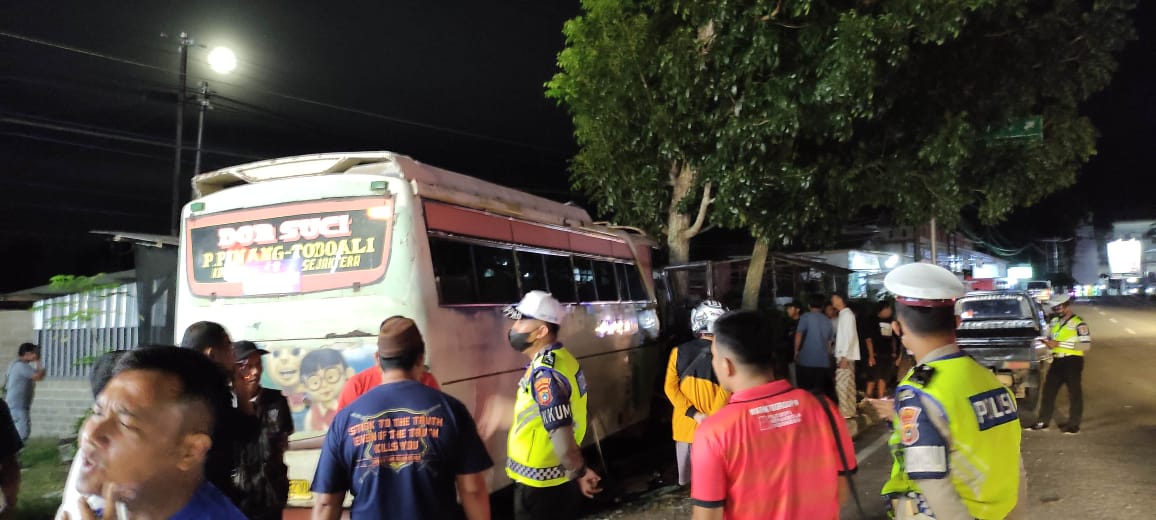 Hendak Ikuti Turnamen di Sungailiat, Bus Rombongan Pesepakbola Air Bara Kecelakaan di Koba