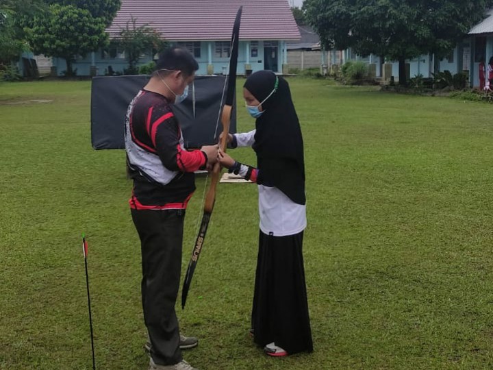 Siswa dan Guru di SMPN 1 Simpang Katis Rela Antre Panjang untuk Memanah