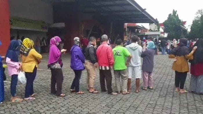 Warga Rela Hujan-hujanan di Toko Acun