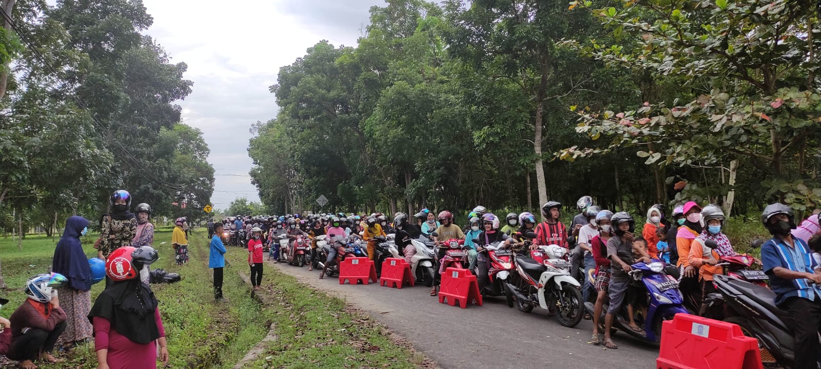 Rela Tak Bekerja, Ratusan Warga Antre Minyak Goreng di Mapolres Bangka Tengah