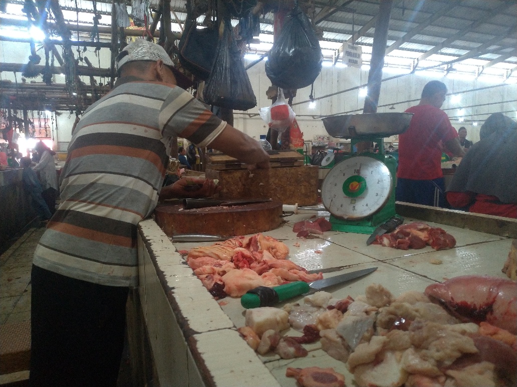 Pedagang Daging di Sungailiat Terpaksa Cari Sendiri ke Lampung