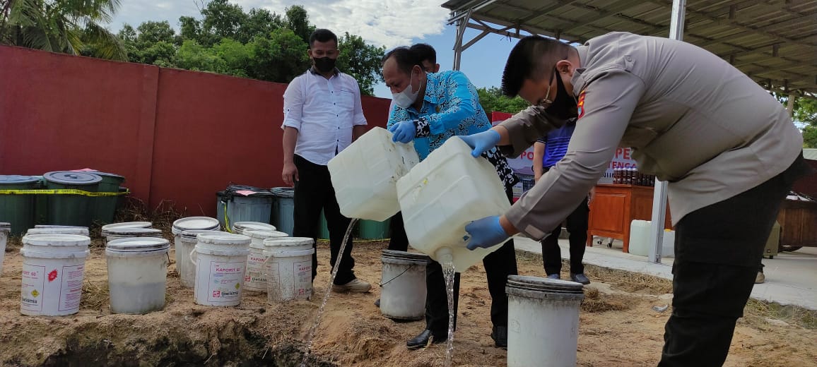 Dua Pabrik Arak Digrebek Polres Bateng, Tim Temukan 14 Jerigen