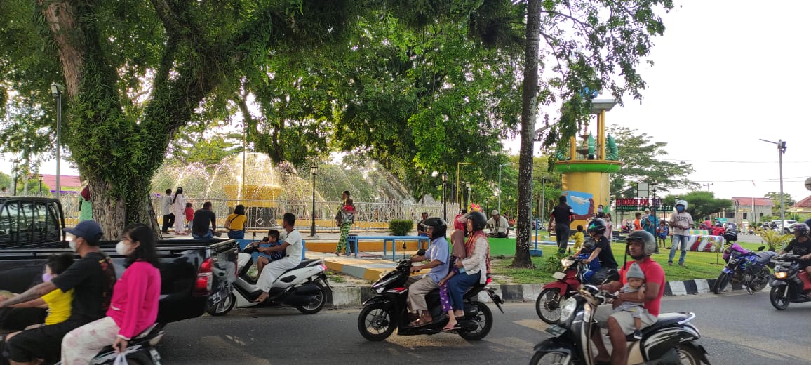 Hari Pertama Puasa, Tugu Ikan Koba Jadi Tempat Ngabuburit Warga