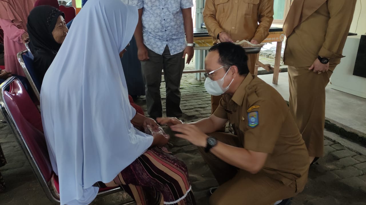 Pemkab Bangka Tengah Berikan BLT DD ke Ratusan Warganya